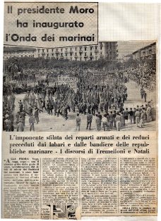 La sfilata dei Reparti armati e dei reduci preceduti dai labari e dalle bandiere delle repubbliche marinare. 